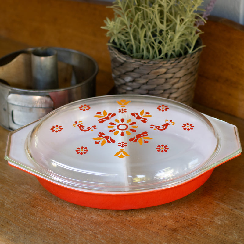 Pyrex Friendship Pattern Divided Casserole with Clear Lid