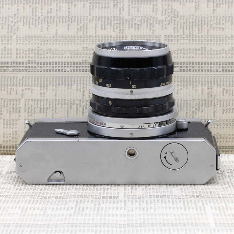 Nikkormat FT : Nikkor-S Auto with 35mm f/2.8 LensNikon