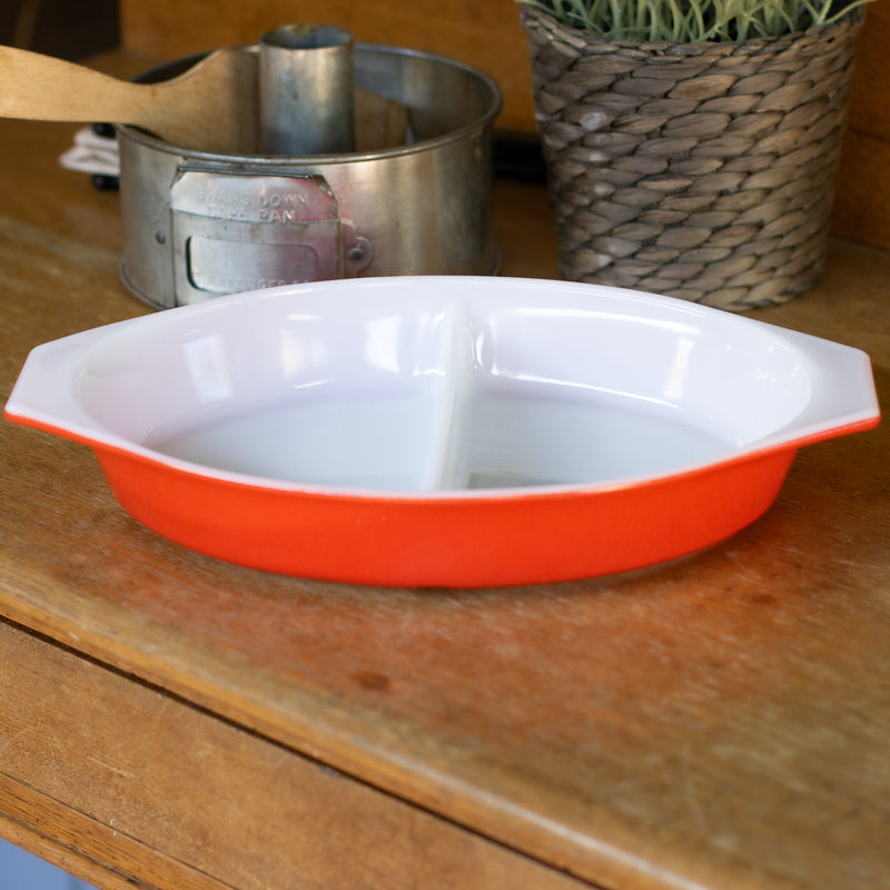 Pyrex Friendship Pattern Divided Casserole with Clear Lid