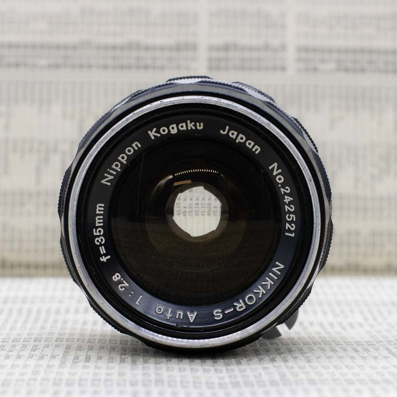 Nikkormat FT : Nikkor-S Auto with 35mm f/2.8 LensNikon